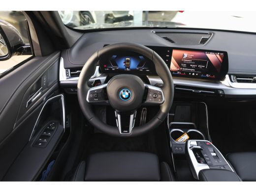 BMW iX1 eDrive20 M Sport / Panoramadak / Sportstoelen / M Adaptief onderstel / Achteruitrijcamera / Comfo... ActivLease financial lease
