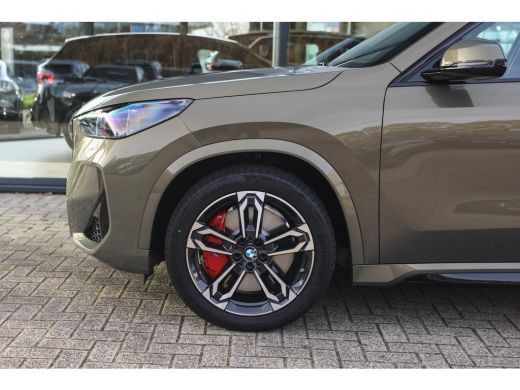 BMW iX1 eDrive20 M Sport / Panoramadak / Sportstoelen / M Adaptief onderstel / Achteruitrijcamera / Comfo... ActivLease financial lease