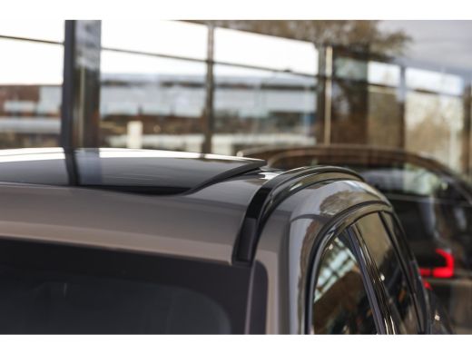 BMW iX1 eDrive20 M Sport / Panoramadak / Sportstoelen / M Adaptief onderstel / Achteruitrijcamera / Comfo... ActivLease financial lease