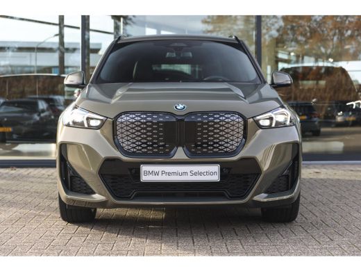 BMW iX1 eDrive20 M Sport / Panoramadak / Sportstoelen / M Adaptief onderstel / Achteruitrijcamera / Comfo... ActivLease financial lease