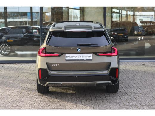 BMW iX1 eDrive20 M Sport / Panoramadak / Sportstoelen / M Adaptief onderstel / Achteruitrijcamera / Comfo... ActivLease financial lease