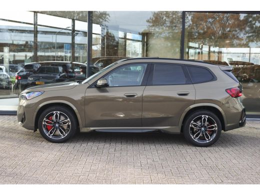 BMW iX1 eDrive20 M Sport / Panoramadak / Sportstoelen / M Adaptief onderstel / Achteruitrijcamera / Comfo... ActivLease financial lease