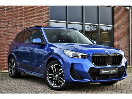 BMW X1 sDrive20i 170pk M-Sport Pano ACC HUD 360 H/K 19inch El-zetels ActivLease financial lease