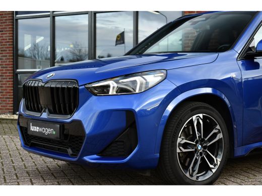 BMW X1 sDrive20i 170pk M-Sport Pano ACC HUD 360 H/K 19inch El-zetels ActivLease financial lease