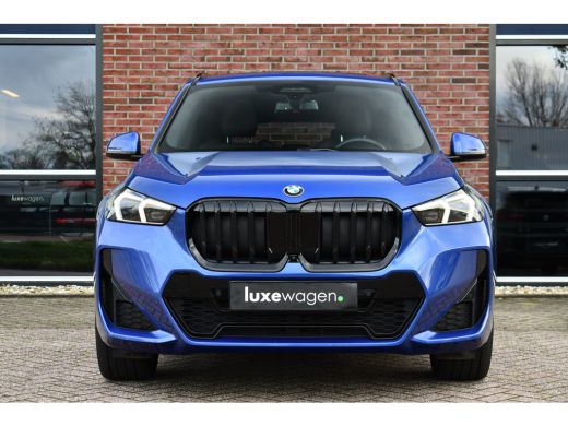 BMW X1 sDrive20i 170pk M-Sport Pano ACC HUD 360 H/K 19inch El-zetels ActivLease financial lease