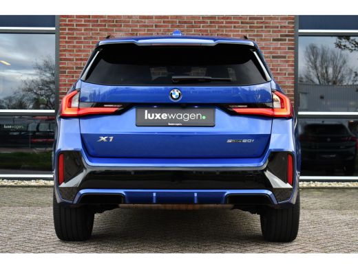 BMW X1 sDrive20i 170pk M-Sport Pano ACC HUD 360 H/K 19inch El-zetels ActivLease financial lease