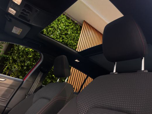 Ford Focus 1.0 EcoBoost Hybrid ST Line X | Pano | Adapt. Cruise | Trekhaak | Blis | Apple Carplay | 18'' ActivLease financial lease