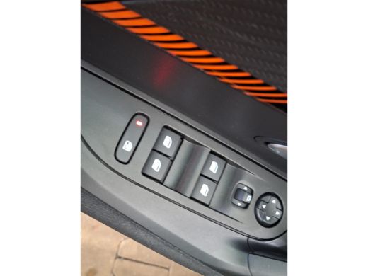 Peugeot e-2008 EV Active 50 kWh Navigatie | Stoelverwarming | Camera | DAB | Climate | 3-Fase! | Airco (automati... ActivLease financial lease