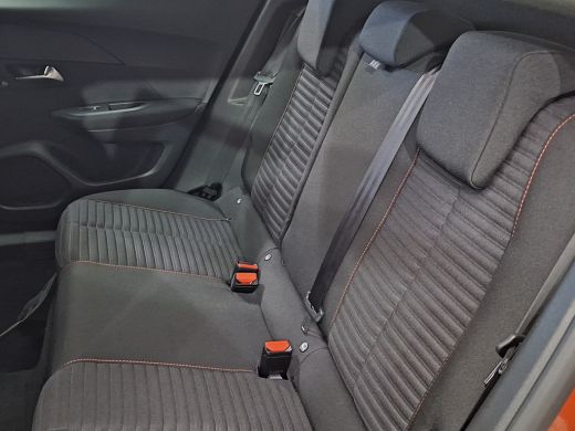 Peugeot e-2008 EV Active 50 kWh Navigatie | Stoelverwarming | Camera | DAB | Climate | 3-Fase! | Airco (automati... ActivLease financial lease