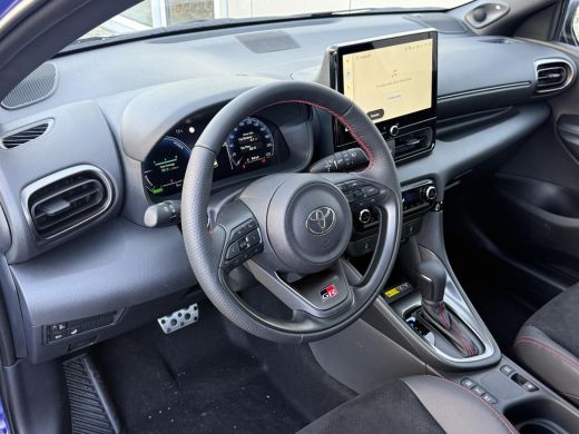 Toyota Yaris 1.5 Hybrid 130 GR Sport **PLUS PACK/ NIEUWE AUTO/ DIRECT LEVERBAAR** ActivLease financial lease