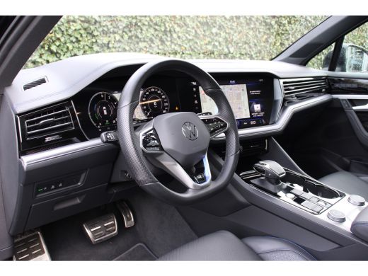 Volkswagen Touareg 3.0 TSi 4MOTION R | NL-AUTO! | BOMVOL! | TREKHAAK | PANODAK | ELEKTR. MASSAGE + GEHEUGEN STOELEN ... ActivLease financial lease
