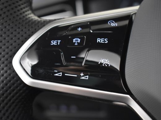 Volkswagen Touareg 3.0 TSi eHybrid 4MOTION R 462pk | Trekhaak | Dodehoekdetectie | 360 camera | Panorama dak | Head ... ActivLease financial lease