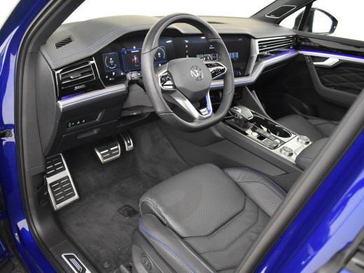 Volkswagen Touareg 3.0 TSi eHybrid 4MOTION R 462pk | Trekhaak | Dodehoekdetectie | 360 camera | Panorama dak | Head ... ActivLease financial lease