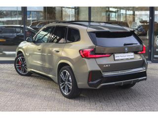 BMW iX1 eDrive20 M Sport / Panoramadak / Sportstoelen / M Adaptief onderstel / Achteruitrijcamera / Comfo...