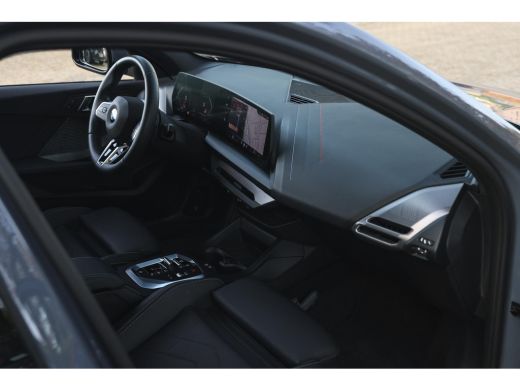 BMW 1 Serie 120 M Sport Automaat / Sportstoelen / Achteruitrijcamera / M Adaptief onderstel / Comfort Access ... ActivLease financial lease