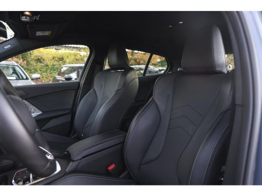 BMW 1 Serie 120 M Sport Automaat / Sportstoelen / Achteruitrijcamera / M Adaptief onderstel / Comfort Access ... ActivLease financial lease