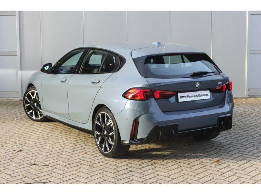 BMW 1 Serie 120 M Sport Automaat / Sportstoelen / Achteruitrijcamera / M Adaptief onderstel / Comfort Access ... ActivLease financial lease