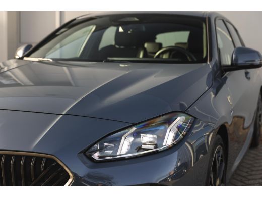 BMW 1 Serie 120 M Sport Automaat / Sportstoelen / Achteruitrijcamera / M Adaptief onderstel / Comfort Access ... ActivLease financial lease