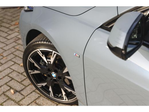 BMW 1 Serie 120 M Sport Automaat / Sportstoelen / Achteruitrijcamera / M Adaptief onderstel / Comfort Access ... ActivLease financial lease