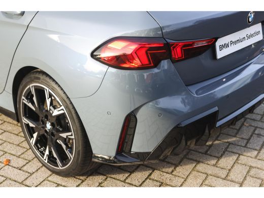 BMW 1 Serie 120 M Sport Automaat / Sportstoelen / Achteruitrijcamera / M Adaptief onderstel / Comfort Access ... ActivLease financial lease