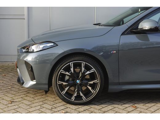 BMW 1 Serie 120 M Sport Automaat / Sportstoelen / Achteruitrijcamera / M Adaptief onderstel / Comfort Access ... ActivLease financial lease