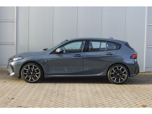 BMW 1 Serie 120 M Sport Automaat / Sportstoelen / Achteruitrijcamera / M Adaptief onderstel / Comfort Access ... ActivLease financial lease