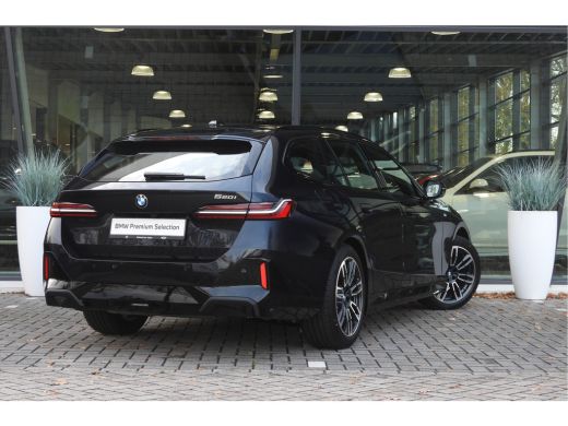 BMW 5 Serie Touring 520i M Sport Automaat / Trekhaak / Achteruitrijcamera / M Sportonderstel / Adaptieve LED ... ActivLease financial lease