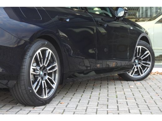 BMW 5 Serie Touring 520i M Sport Automaat / Trekhaak / Achteruitrijcamera / M Sportonderstel / Adaptieve LED ... ActivLease financial lease