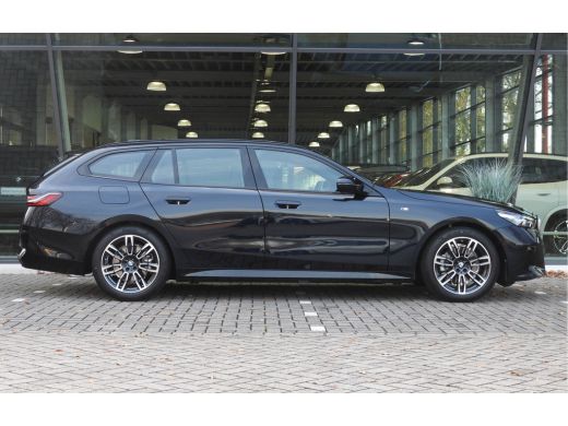 BMW 5 Serie Touring 520i M Sport Automaat / Trekhaak / Achteruitrijcamera / M Sportonderstel / Adaptieve LED ... ActivLease financial lease