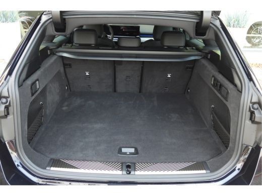 BMW 5 Serie Touring 520i M Sport Automaat / Trekhaak / Achteruitrijcamera / M Sportonderstel / Adaptieve LED ... ActivLease financial lease