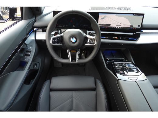 BMW 5 Serie Touring 520i M Sport Automaat / Trekhaak / Achteruitrijcamera / M Sportonderstel / Adaptieve LED ... ActivLease financial lease