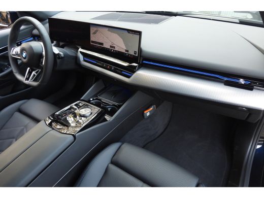 BMW 5 Serie Touring 520i M Sport Automaat / Trekhaak / Achteruitrijcamera / M Sportonderstel / Adaptieve LED ... ActivLease financial lease