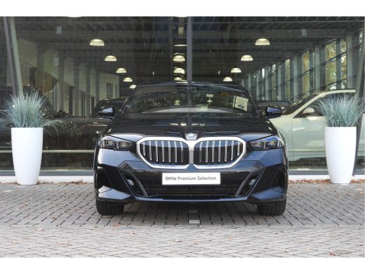 BMW 5 Serie Touring 520i M Sport Automaat / Trekhaak / Achteruitrijcamera / M Sportonderstel / Adaptieve LED ... ActivLease financial lease