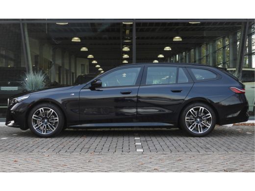 BMW 5 Serie Touring 520i M Sport Automaat / Trekhaak / Achteruitrijcamera / M Sportonderstel / Adaptieve LED ... ActivLease financial lease