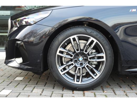 BMW 5 Serie Touring 520i M Sport Automaat / Trekhaak / Achteruitrijcamera / M Sportonderstel / Adaptieve LED ... ActivLease financial lease
