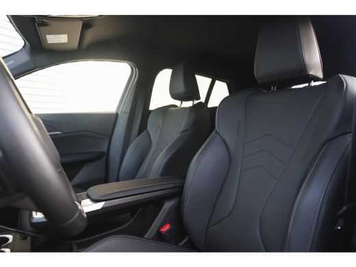 BMW X2 sDrive20i M Sport Automaat / Sportstoelen / Achteruitrijcamera / M Adaptief onderstel / Comfort A... ActivLease financial lease