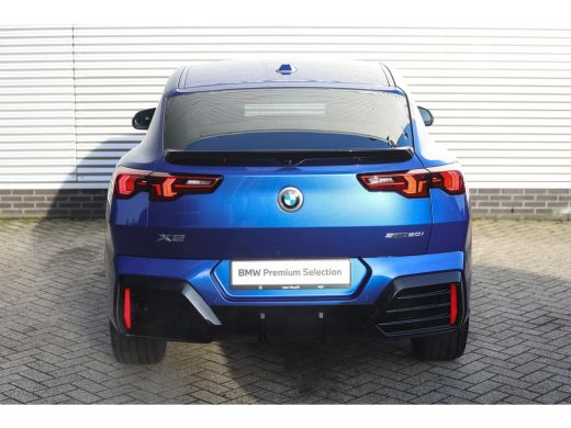 BMW X2 sDrive20i M Sport Automaat / Sportstoelen / Achteruitrijcamera / M Adaptief onderstel / Comfort A... ActivLease financial lease