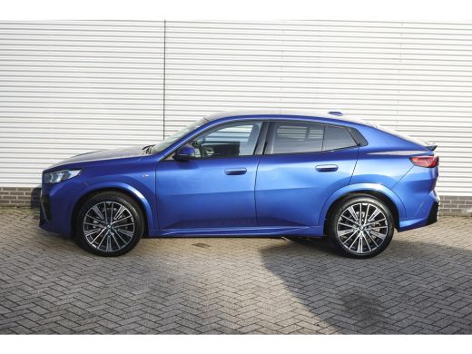 BMW X2 sDrive20i M Sport Automaat / Sportstoelen / Achteruitrijcamera / M Adaptief onderstel / Comfort A... ActivLease financial lease