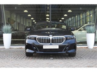 BMW 5 Serie Touring 520i M Sport Automaat / Trekhaak / Achteruitrijcamera / M Sportonderstel / Adaptieve LED ...