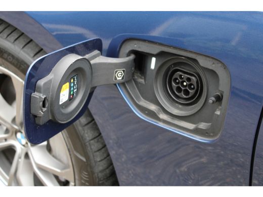 BMW 3 Serie Touring 330e Business Edition PHEV PANO GR NAVI VIRTUAL 58000KM!!! ActivLease financial lease