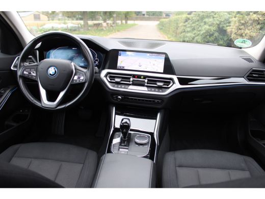 BMW 3 Serie Touring 330e Business Edition PHEV PANO GR NAVI VIRTUAL 58000KM!!! ActivLease financial lease