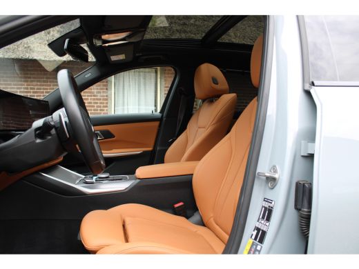 BMW 3 Serie Touring 330e PANO LED LEER VOLLL M-SPORT M-PAKKET 17000KM!!! ActivLease financial lease