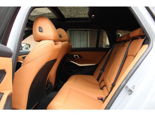 BMW 3 Serie Touring 330e PANO LED LEER VOLLL M-SPORT M-PAKKET 17000KM!!! ActivLease financial lease