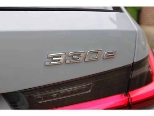 BMW 3 Serie Touring 330e PANO LED LEER VOLLL M-SPORT M-PAKKET 17000KM!!! ActivLease financial lease