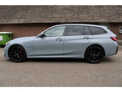 BMW 3 Serie Touring 330e PANO LED LEER VOLLL M-SPORT M-PAKKET 17000KM!!! ActivLease financial lease