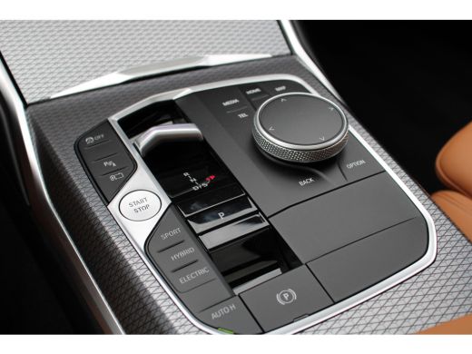 BMW 3 Serie Touring 330e PANO LED LEER VOLLL M-SPORT M-PAKKET 17000KM!!! ActivLease financial lease