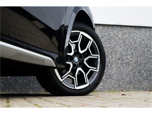 BMW X1 sDrive18i X-Line / Trekhaak / Adaptieve Cruise / 19inch / Camera / ActivLease financial lease