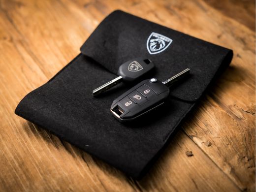 Peugeot 208 Hybrid 100 e-DCS6 Allure Automaat (VIRTUAL COCKPIT, APPLE CARPLAY, GROOT NAVI, 360 CAMERA, LEDER,... ActivLease financial lease