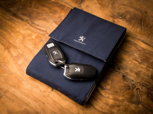 Peugeot 5008 1.2 PureTech Sport 7 Persoons Automaat (APPLE CARPLAY, GROOT NAVI, STOELVERWARMING, KEYLESS, GETI... ActivLease financial lease