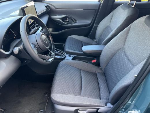 Toyota Yaris Cross 1.5 Hybrid Dynamic | Forest green metallic | Comfort Pack | Nieuw uit voorraad leverbaar | ActivLease financial lease